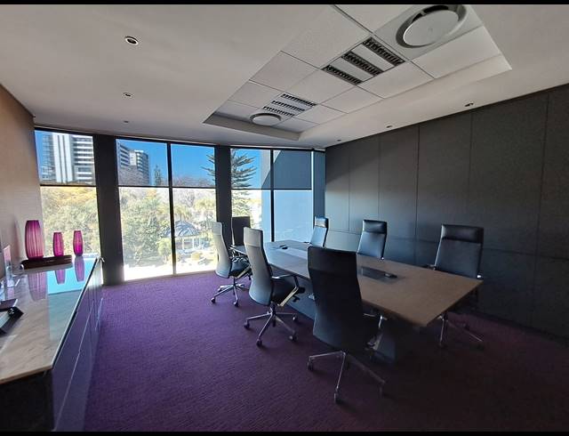 1,070M² OFFICE TO LET IN SANDHURST